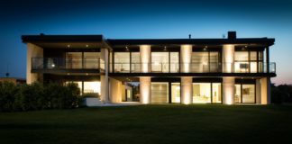 Vetrata in segno d’accoglienza in villa dalla forte identità contemporanea