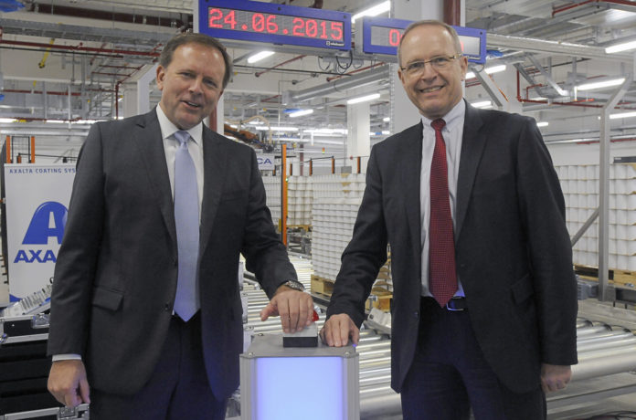 Charlie Shaver, CEO Axalta Coating Systems, and Otmar Hauck, COO EMEA Axalta Coating Systems, start the production of the new waterborne coatings facility in Wuppertal.