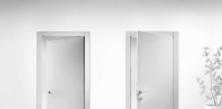 Valorizza la porta, regalando continuità e uniformità all’ambiente. Nuovo telaio filomuro