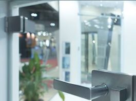 Porte vetrate. Nuova versione cerniera a bandiera in “pendant” a serratura magnetica