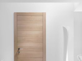 Nuovo pannello porta da interni impreziosito da inserti in massello a contrasto