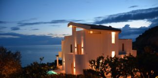 Tipica architettura mediterranea in Classe A+ su terrazza naturale con vista mare