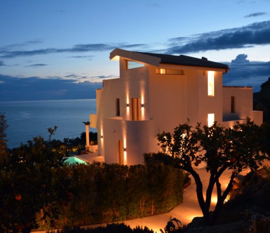 Tipica architettura mediterranea in Classe A+ su terrazza naturale con vista mare