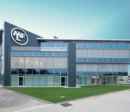 Protezioni solari. L’acciaio si integra con il tessile per insolito concept architettonico