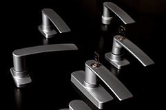 Design all’avanguardia per nuova linea di maniglie, martelline e cremonesi