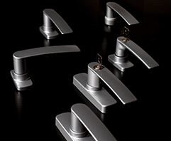 Design all’avanguardia per nuova linea di maniglie, martelline e cremonesi