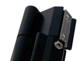 Nuova, e “graziosa”, cerniera ad aggancio rapido per infissi in alluminio estruso