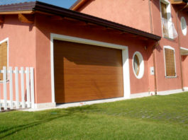 Portone sezionale per accentuare accattivanti contrasti cromatici dell’involucro