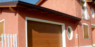 Portone sezionale per accentuare accattivanti contrasti cromatici dell’involucro