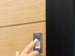 Sicurezza e design. De Carlo sceglie Parigi per presentare nuova linea portoncini