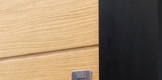 Sicurezza e design. De Carlo sceglie Parigi per presentare nuova linea portoncini