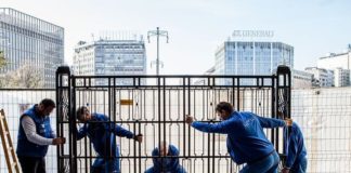 Stazione Centrale Milano: posato il primo dei 35 cancelli a protezione di Galleria e Carrozze