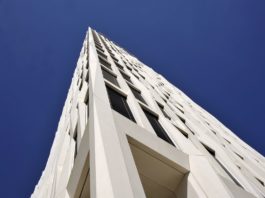 Le centinaia di chiusure della pluripremiata torre che domina Europacity di Berlino