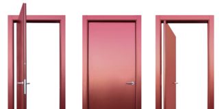 Una porta, due direzioni e due lati di apertura. Nuova apertura bidirezionale