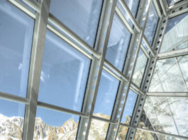 Opere architettoniche Skyway Monte Bianco e i 2.000 mq di vetro ad alte prestazioni usati