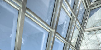 Opere architettoniche  Skyway Monte Bianco e i 2.000 mq di vetro ad alte prestazioni usati