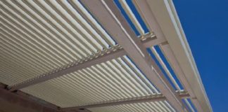 Protezione solare con originale ed adattabile sistema di tettoia a lamelle orientabili