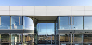 Nuova sede Ensinger in Austria, ambizioso progetto facciata curvo e profili Thermix ad hoc