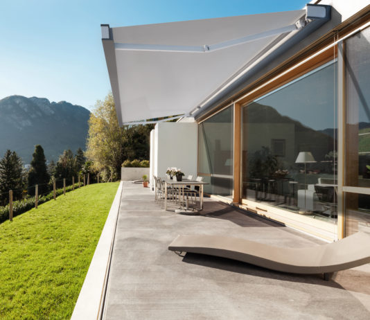 Progettata per essere bella sempre, anche da chiusa. Nuova tenda da sole in 16 configurazioni