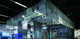 Anteprima a Festerbau 2016, nuove cerniere registrabili per porte di ingresso in PVC
