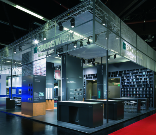 Anteprima a Festerbau 2016, nuove cerniere registrabili per porte di ingresso in PVC