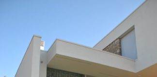 Total Glass per nuova finestra che esalta la luce con originale contorno di materiale