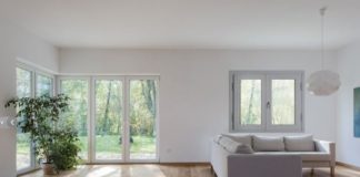 Sicurezza dall’acciaio, bellezza dal legno. Finestra blindata anche in versione portafinestra