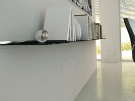 Inusuale soluzione architettonica di copertura impianti completamente filo muro