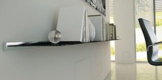 Inusuale soluzione architettonica di copertura impianti completamente filo muro