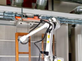 Cefla Finishing al Paint Expo (Germania) con il robot iGiotto che tratta serramenti in PVC