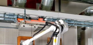 Cefla Finishing al Paint Expo (Germania) con il robot iGiotto che tratta serramenti in PVC