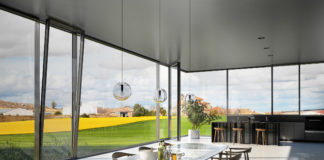 Facciate a nastro trasparenti e “premiate”: la libertà ha nuove forme espressive