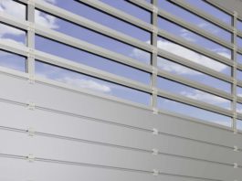 Nuovo portone a scorrimento rapido per edifici industriali ad efficienza energetica