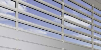 Nuovo portone a scorrimento rapido per edifici industriali ad efficienza energetica