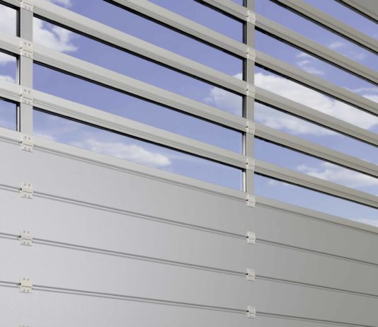 Nuovo portone a scorrimento rapido per edifici industriali ad efficienza energetica