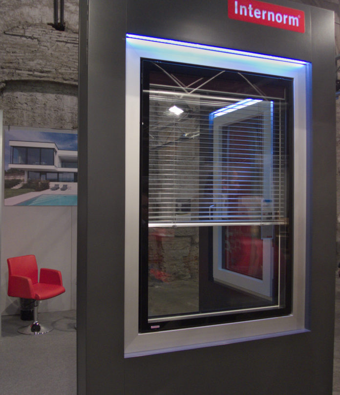 INTERNORM - Foto Stand - Finestra in PVC-alluminio KV440 con oscuramento - vista lato esterno