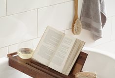 Per oltre la metà degli italiani è il bagno il luogo più rilassante dove leggere