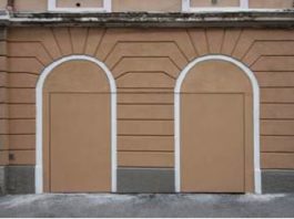 La porta da garage diventa “invisible” per integrarsi nell’architettura che la ospita