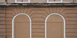 La porta da garage diventa “invisible” per integrarsi nell’architettura che la ospita