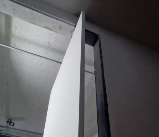 “Architizer A+ Jury Award” premia l’invisibile sistema per porte a bilico FritsJurgens®