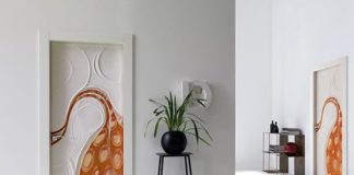 Porte per Casa Zen, non un prodotto ma una scultura di sabbia su un anta in legno