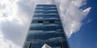 3.300 veneziane per la Torre Isozaki, glass architecture che riflette Milano nelle facciate