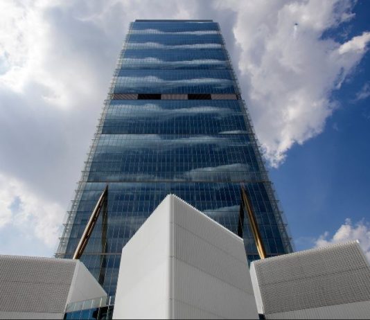 3.300 veneziane per la Torre Isozaki, glass architecture che riflette Milano nelle facciate