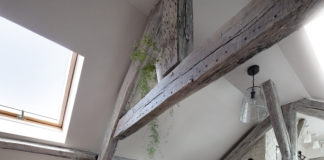 Finestra a bilico per tetti con sistema di ventilazione automatico e sicurezza all’effrazione