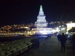 Provvisorio e gigatesco albero con negozi e ristorazione. Napoli festeggia così il Natale