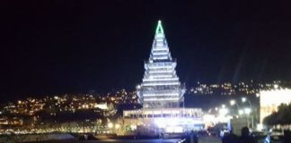 Provvisorio e gigatesco albero con negozi e ristorazione. Napoli festeggia così il Natale
