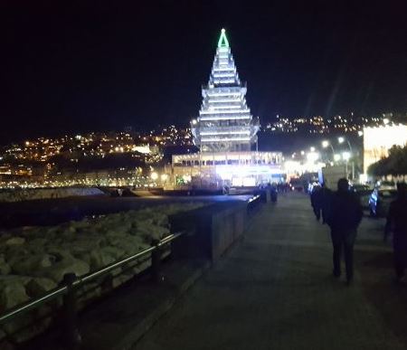 Provvisorio e gigatesco albero con negozi e ristorazione. Napoli festeggia così il Natale