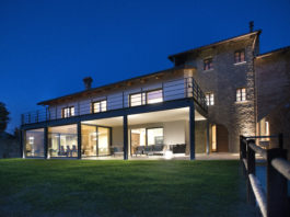 16 battenti Navello in rovere mordenzato in ristrutturazione ottocentesco edificio delle Langhe