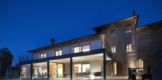 16 battenti Navello in rovere mordenzato in ristrutturazione ottocentesco edificio delle Langhe