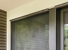 Modello di zanzariera ad avvolgimento verticale sempre in tinta con il serramento